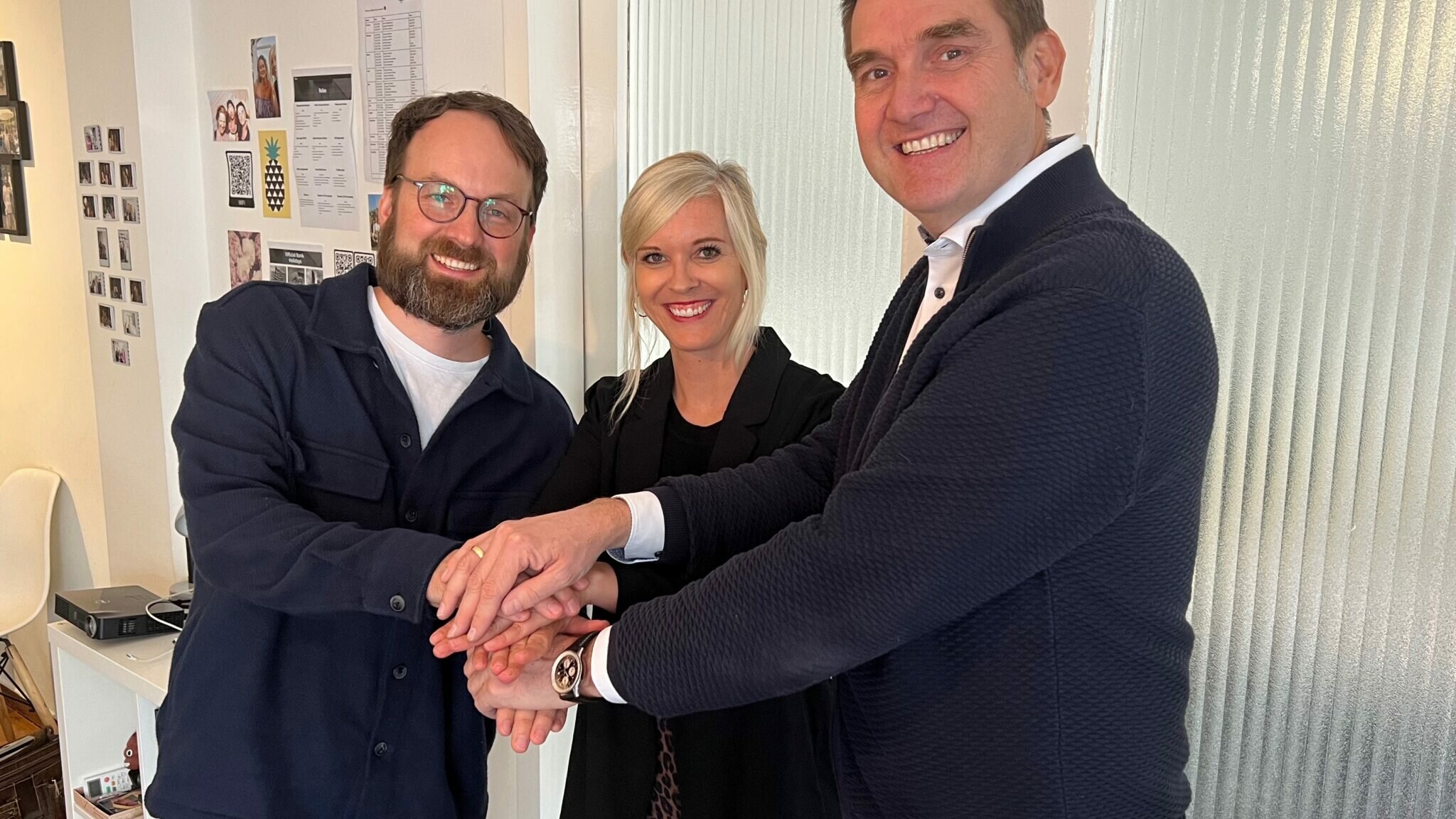 Dr. Oliver Grün (rechts) mit Stefanie und Daniel Barthel, den Geschäftsführern von GRÜN smiles.