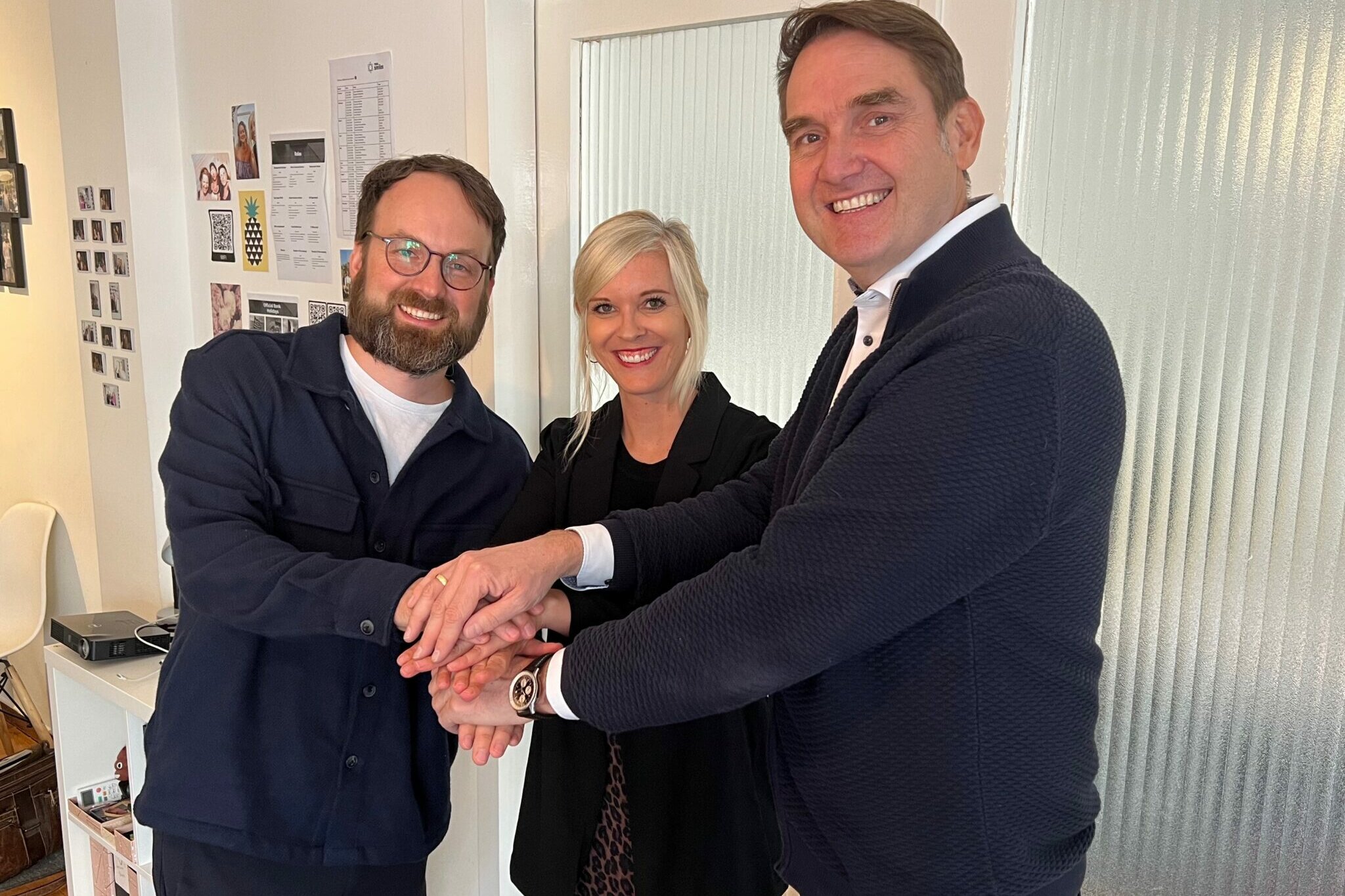 Dr. Oliver Grün (rechts) mit Stefanie und Daniel Barthel, den Geschäftsführern von GRÜN smiles.