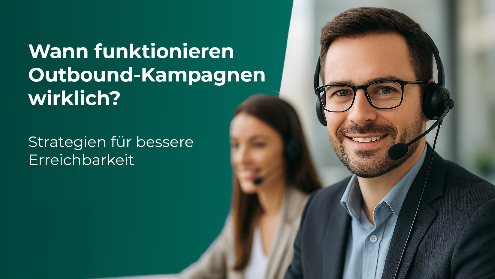 Mann mit Headset und Brille bei Outbound-Kampagnen